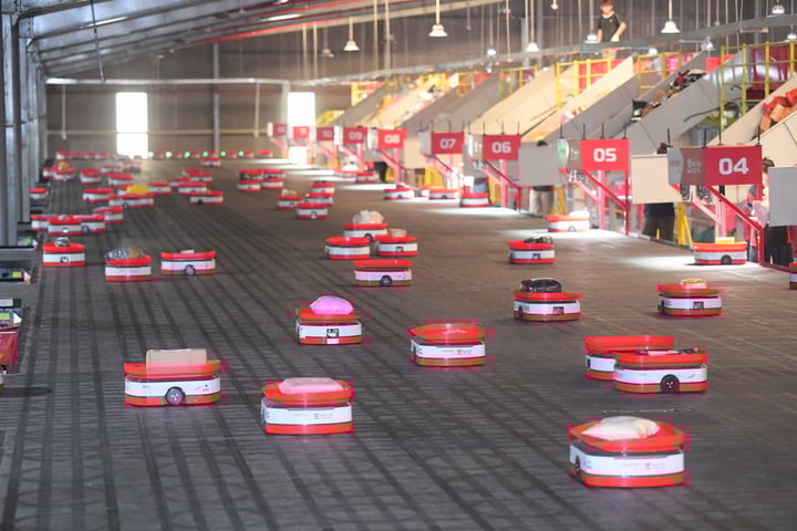 Hệ thống điều khiển và robot giúp Viettel Post giảm chi phí Logistics. (Nguồn: Viettel Post)