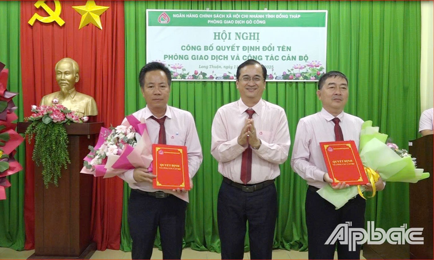 Trao quyết định bổ nhiệm lãnh đạo Phòng giao dịch Ngân hàng CSXH Gò Công.