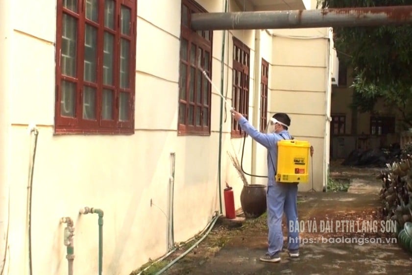 Phun thuốc diệt muỗi là biện pháp hiệu quả phòng bệnh do muỗi đốt