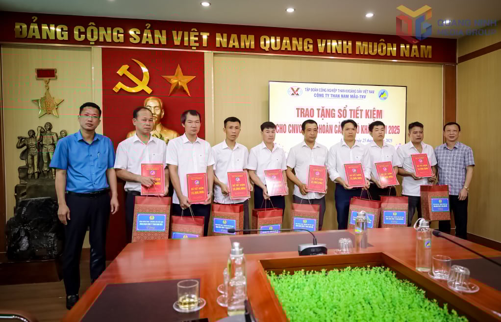 Lãnh đạo Công đoàn và Công ty Than Nam Mẫu trao tặng sổ tiết kiệm cho lao động khó khăn của Công ty. 
