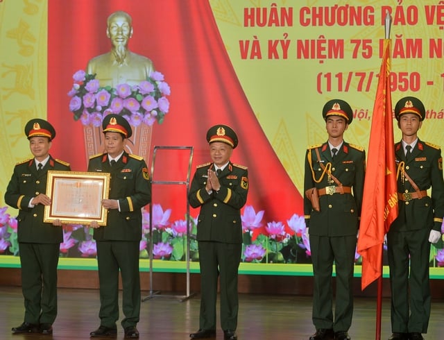 Nhà xuất bản Quân đội nhân dân nhận Huân chương bảo vệ Tổ quốc hạng ba- Ảnh 2.