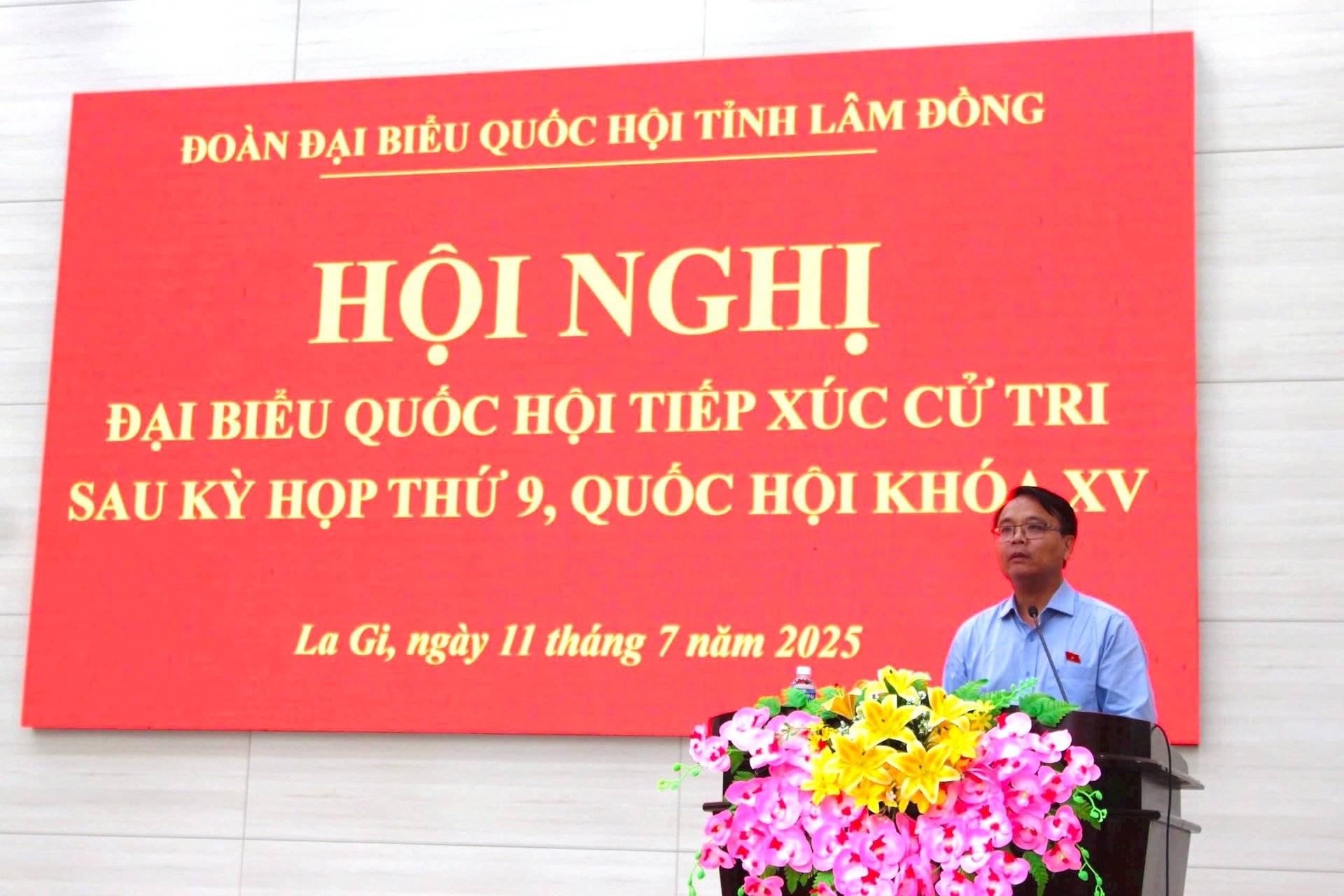 Ông Đặng Hồng Sỹ – Phó Bí thư Tỉnh ủy Lâm Đồng, Ủy viên Ủy ban Công tác đại biểu của Quốc hội thông tin thêm với cử tri xung quanh kiến nghị.