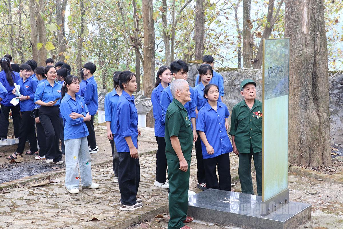 Đoàn viên thanh niên và các Cựu chiến binh tham quan Khu Di tích Lịch sử - Văn hóa Căng Bắc Mê.
