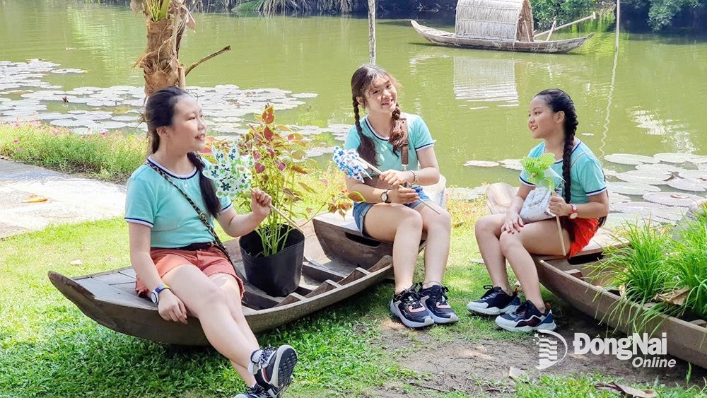 Hình ảnh ca sĩ nhí Tâm An, Minh Thư, Ái Khanh trong ca khúc “Hè ơi, Em yêu lắm!”.