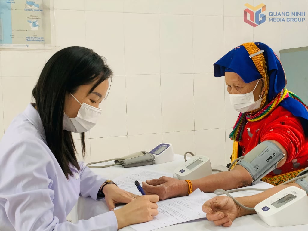 Bác sĩ CDC Quảng Ninh khám sức khỏe cho phụ nữ trên địa bàn xã Ba Chẽ.