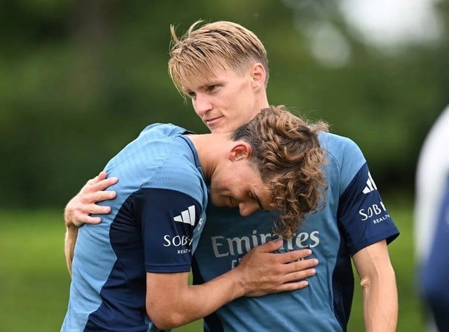 Max Dowman (trái) và Martin Odegaard (Ảnh: Arsenal FC/Getty Images)