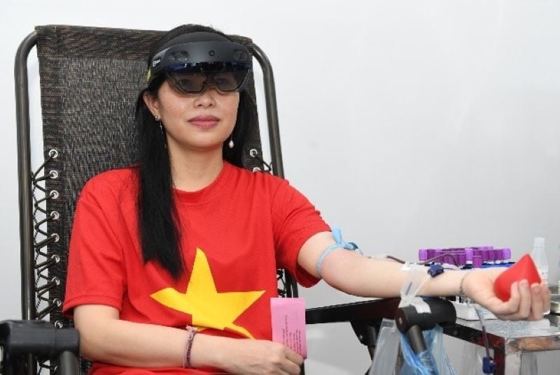 Frau Doan Thi Thanh Thuy erlebt das Blutspenden mit einer integrierten Virtual-Reality-Brille.