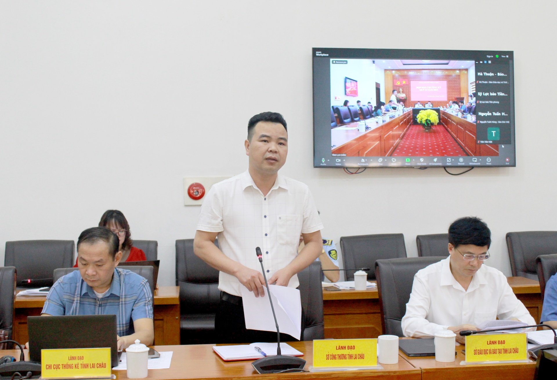 Lãnh đạo Sở Công thương thông tin về đợt cao điểm phòng chống buôn lậu, hàng giả trên địa bàn tỉnh tại buổi họp. 