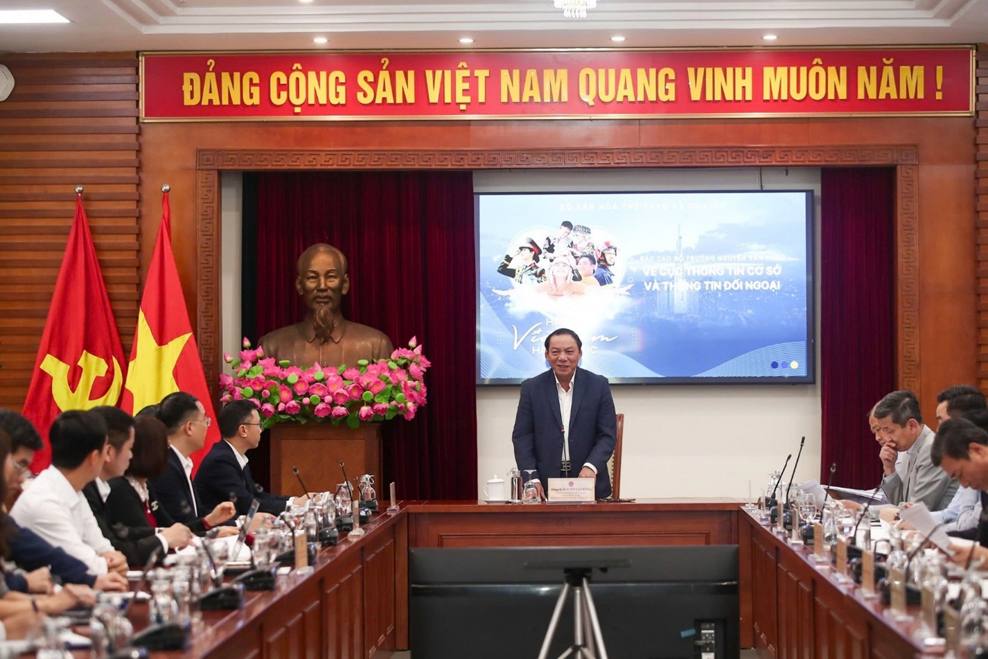 Bộ trưởng Nguyễn Văn Hùng làm việc với Cục Thông tin cơ sở và Thông tin đối ngoại