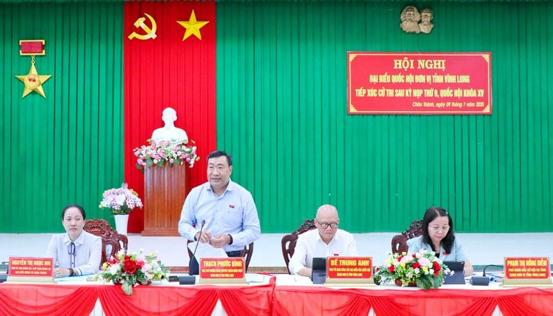 Đại biểu Quốc hội Thạch Phước Bình- Tỉnh ủy viên, Phó Trưởng đoàn chuyên trách Đoàn đại biểu Quốc hội đơn vị tỉnh Vĩnh Long phát biểu giải trình các ý kiến, kiến nghị của cử tri xã Châu Thành. Ảnh: SƠN TUYỀN
