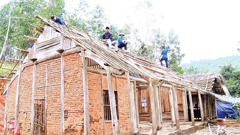 Chi bộ, cấp ủy thôn tại các xã vùng cao trên địa bàn tỉnh Tuyên Quang tích cực vận động người dân thực hiện chương trình xóa nhà tạm, nhà dột nát.