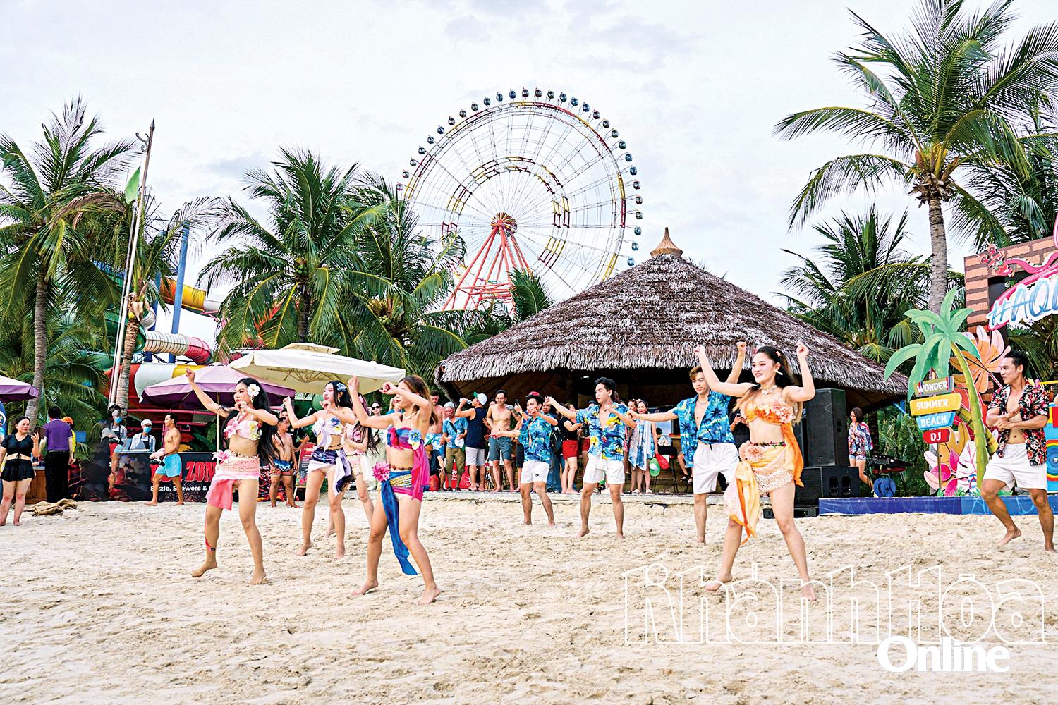 បរិយាកាសនៅ VinWonders Nha Trang មានភាពរស់រវើក។