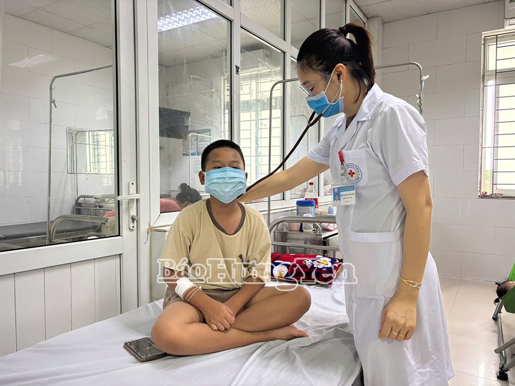 ចុះសួរសុខទុក្ខអ្នកជំងឺកុមារដែលកំពុងសម្រាកព្យាបាលនៅមន្ទីរពេទ្យទូទៅ Hung Yen