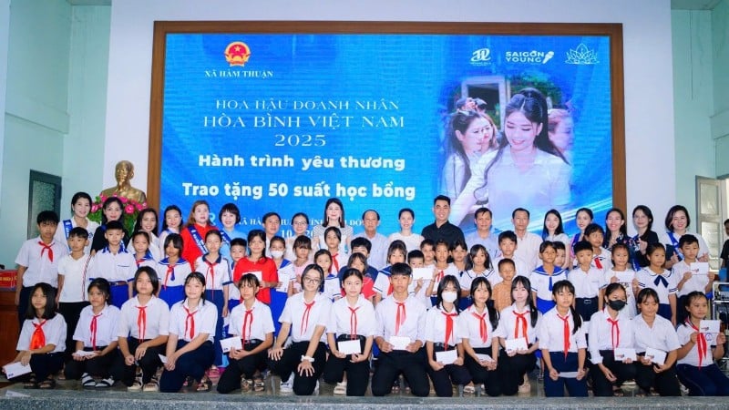 50 suất học bổng đã được Ban tổ chức và lãnh đạo xã Hàm Thuận trao tận tay 50 em học sinh có hoàn cảnh khó khăn, vươn lên học giỏi.