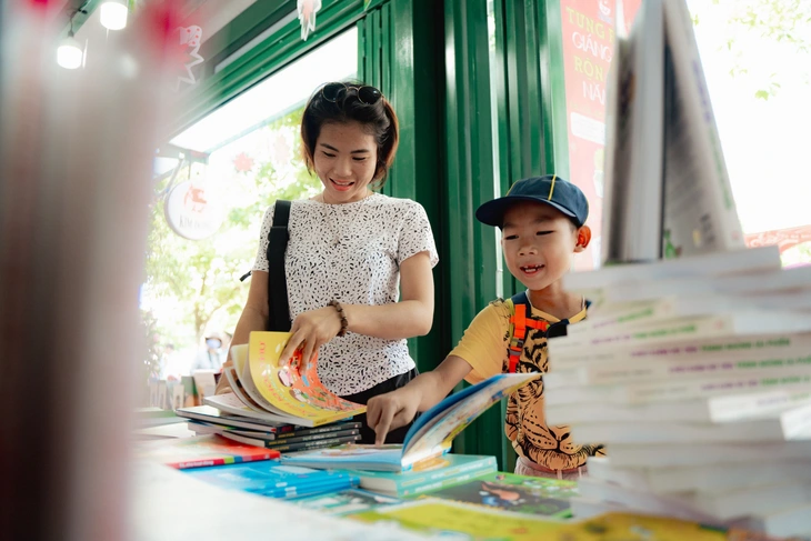 Doanh thu Đường sách TP Thủ Đức 6 tháng đầu năm đạt hơn 6,1 tỉ đồng - Ảnh 1.
