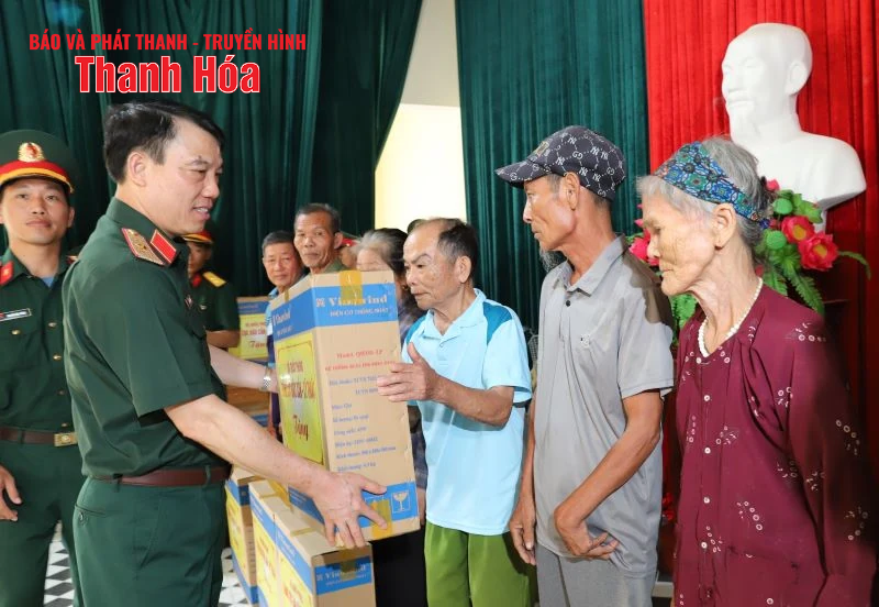 Khám bệnh, cấp thuốc miễn phí và tặng quà cho các gia đình chính sách, hộ nghèo tại xã Yên Thọ
