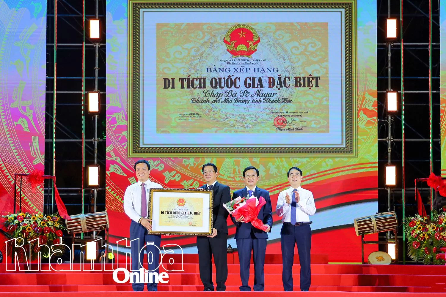 Bí thư Tỉnh ủy Nghiêm Xuân Thành cùng ông Triệu Thế Hùng trao Bằng xếp hạng Di tích Quốc gia đặc biệt Tháp Bà Pô Nagar