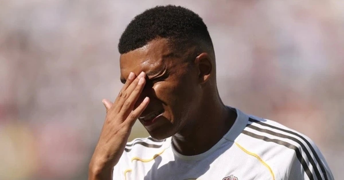 Kylian Mbappe gây sốt trên mạng sau trận thua thảm PSG