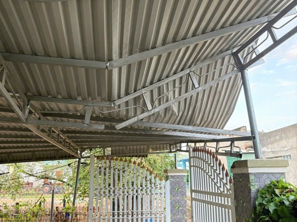 Mái tôn bị gãy đổ