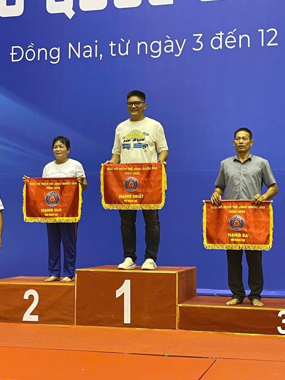 HLV Huỳnh Ngọc Phong nhận giải hạng ba toàn đoàn dành cho lứa tuổi trẻ