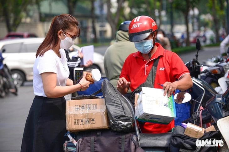 Thu thuế VAT tự động với hàng nhập chuyển phát nhanh dưới 1 triệu đồng - Ảnh 1.