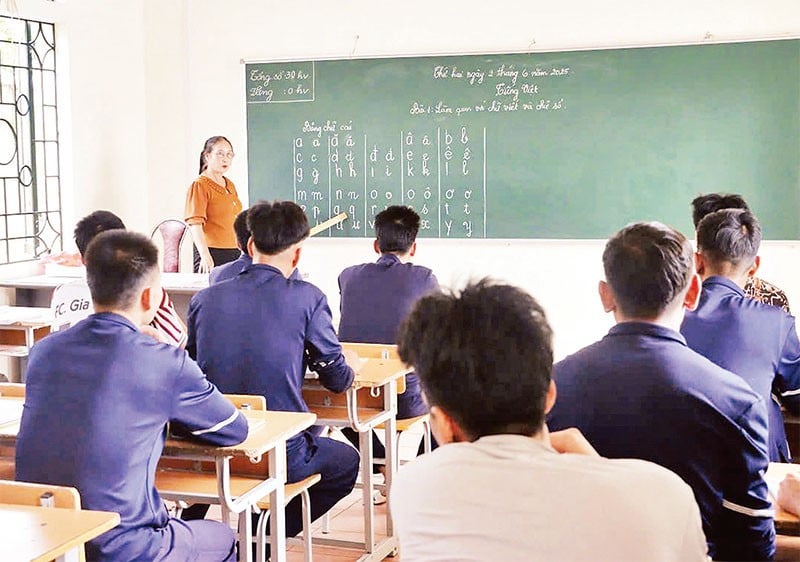 Mở lớp học xóa mù chữ cho các học viên tại Trung tâm cai nghiện bắt buộc tỉnh Lai Châu.