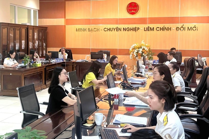 Thu nội địa 6 tháng đạt 1.158,4 nghìn tỷ đồng, bằng 69,4% dự toán và tăng mạnh 33,3% so với cùng kỳ. (Ảnh: Vietnam+)