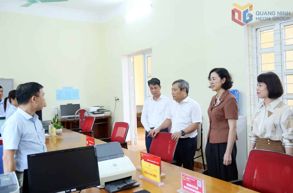 Đồng chí Bí thư Tỉnh ủy kiểm tra tại Trung tâm Phục vụ Hành chính công xã Kỳ Thượng.