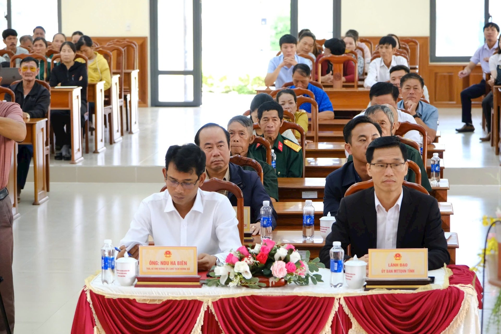 តំណាង​មន្ទីរ​ខេត្ត និង​ថ្នាក់ដឹកនាំ​គណៈកម្មាធិការ​ប្រជាជន​ឃុំ​ទំនប់​២ បាន​ចូលរួម​ប្រជុំ​ជាមួយ​អ្នក​បោះឆ្នោត។