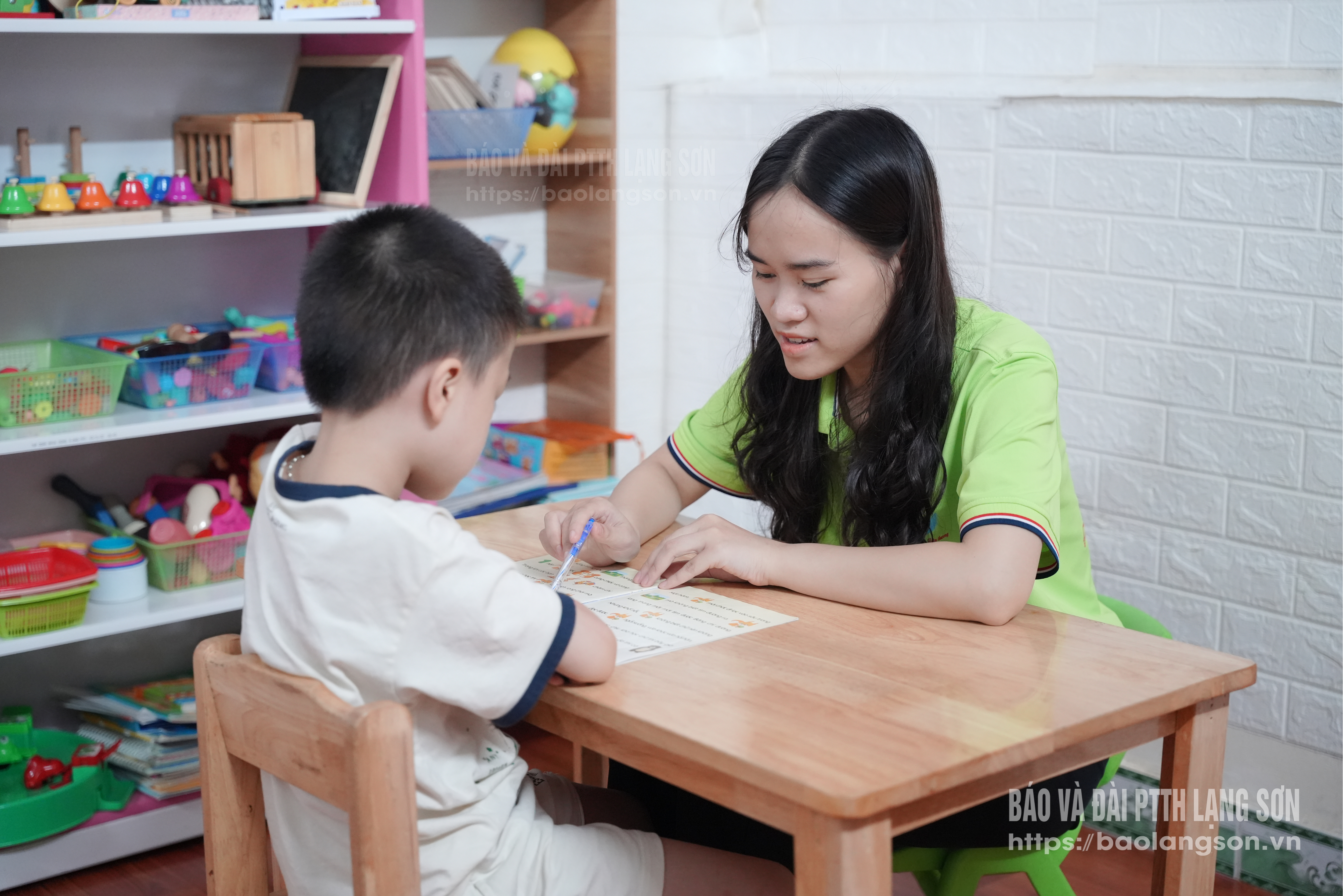 Cô giáo ở Trung tâm Ánh Sao Lạng Sơn, phường Tam Thanh hướng dẫn trẻ tập đọc qua hình ảnh, chữ viết