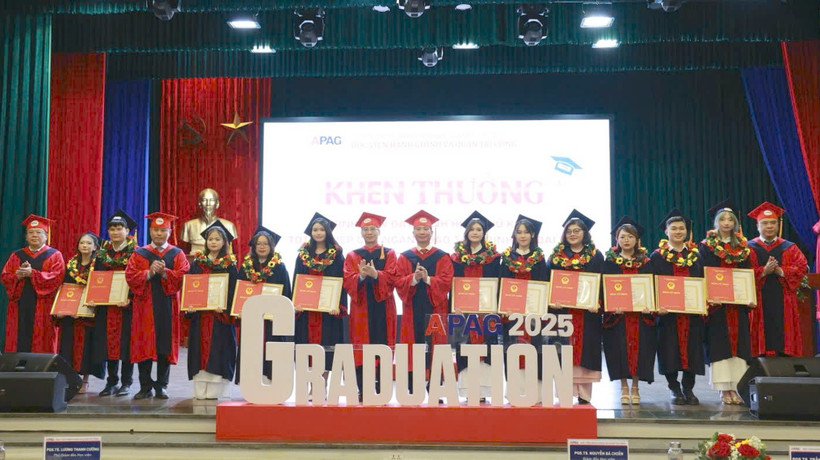 Students of the 2021-2025 course of the Academy of Public Administration and Management at the Closing and Graduation Ceremony.