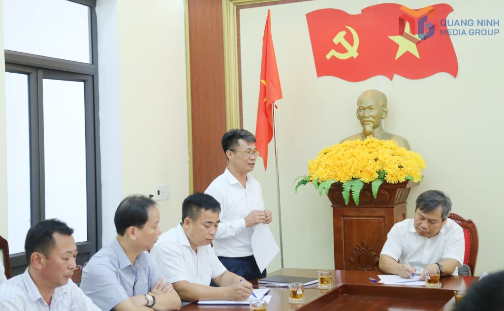 Đồng chí Hoàng Trường Sơn, Bí thư Đảng ủy xã Kỳ Thượng, báo cáo tại buổi làm việc.
