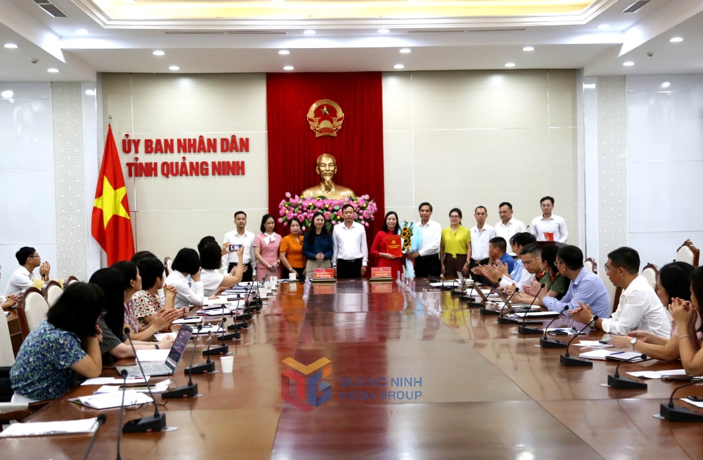 Lãnh đạo Cục Thống kê, Bộ Tài Chính trao quyết định tiếp nhận, bổ nhiệm có thời hạn bà Ngô Thị Vân, Chi cục trưởng Chi cục Thống kê tỉnh Quảng Ninh giữ chức vụ Trưởng Thống kê, Thống kê tỉnh Quảng Ninh