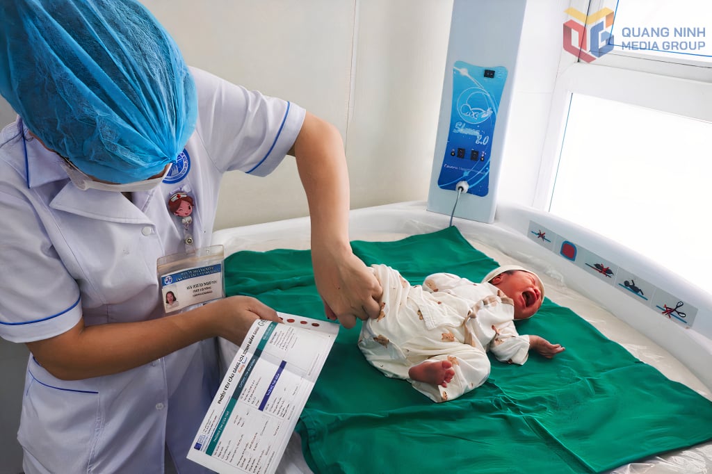 Trung tâm Y tế Đầm Hà lấy máu gót chân của trẻ sơ sinh để thực hiện chẩn đoán sàng lọc sơ sinh.