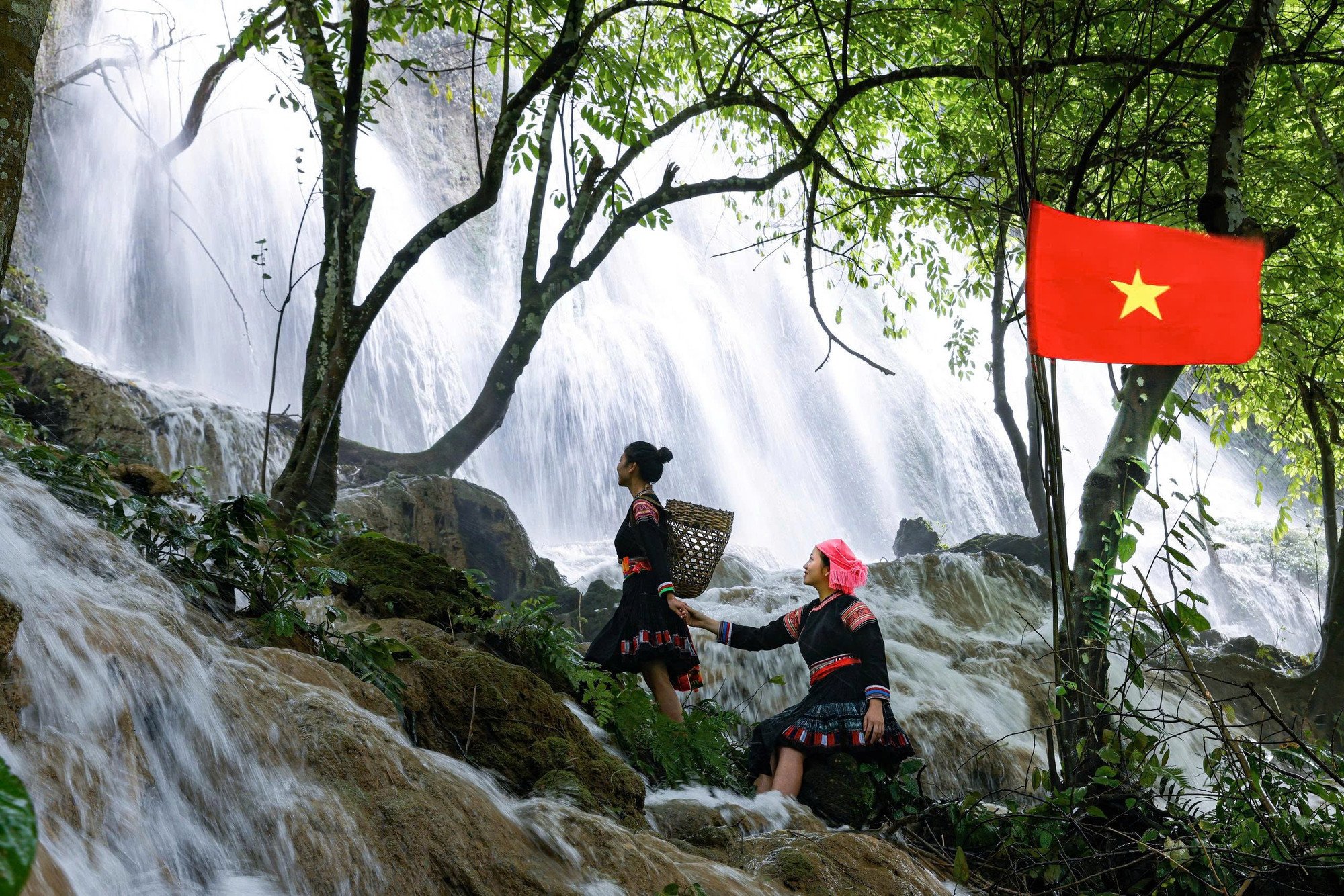 Discover Reu waterfall in the middle of Lai Chau forest