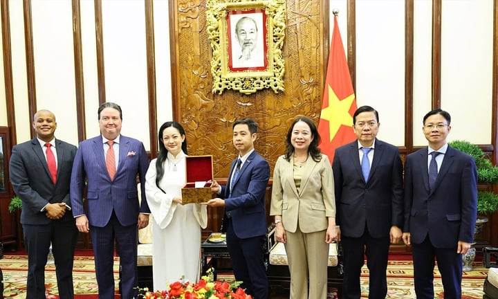Phó Chủ tịch nước Võ Thị Ánh Xuân chứng kiến cô Amanda Nguyễn bàn giao lại các hạt sen giống cho Trung tâm Vũ trụ Việt Nam. (Ảnh: TTXVN)