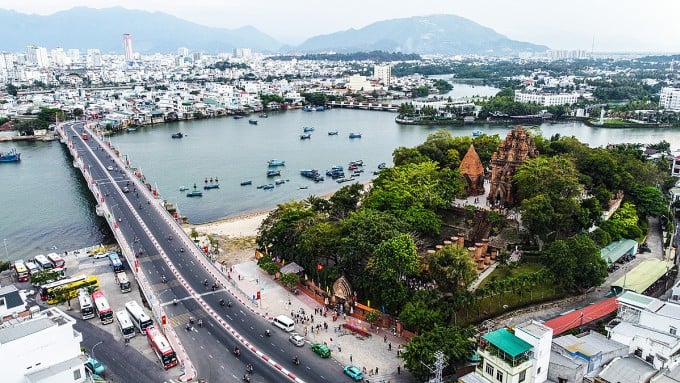 Tháp Ponagar nằm trên đồi Cù Lao, bên dòng sông Cái ở phường Bắc Nha Trang.