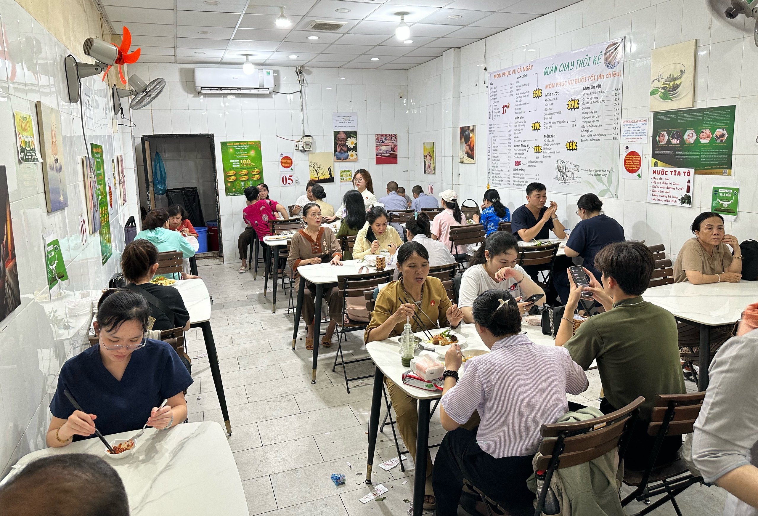 Hàng quán TP.HCM không cho khách mang đồ ăn bên ngoài vào: Nên hay không? - Ảnh 1.