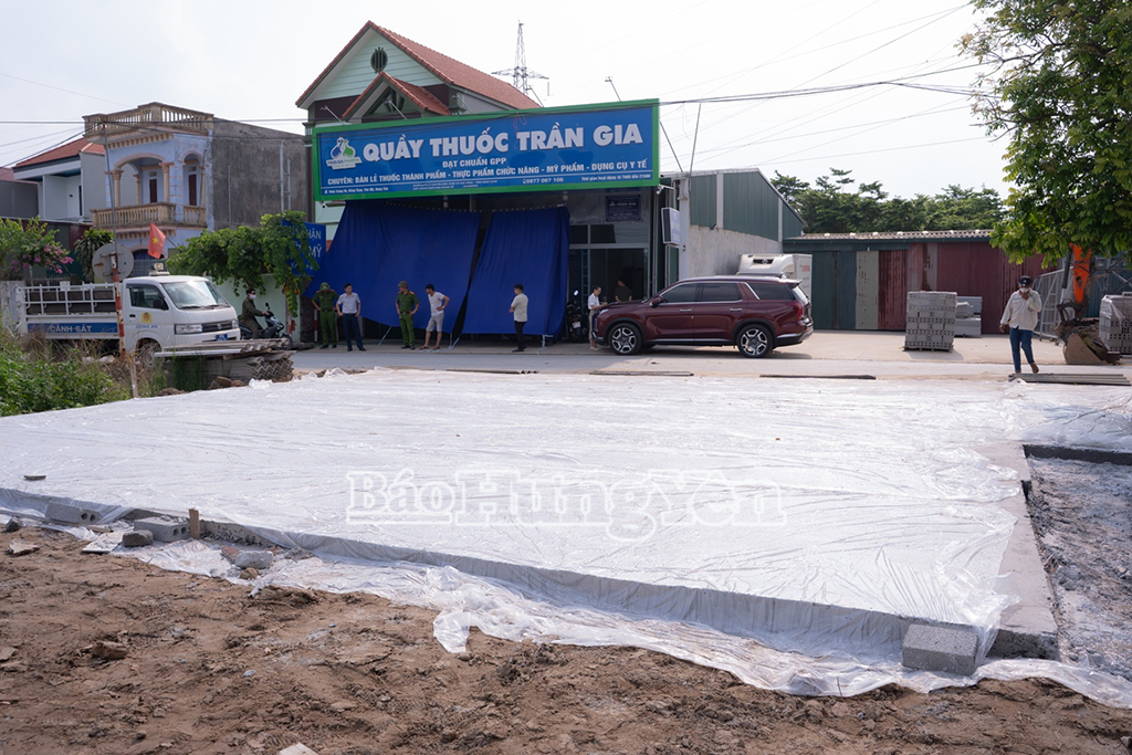 Khu vực xây dựng công trình trái phép trên hành lang thủy lợi tại thôn Tráng Vũ, xã Hoàn Long