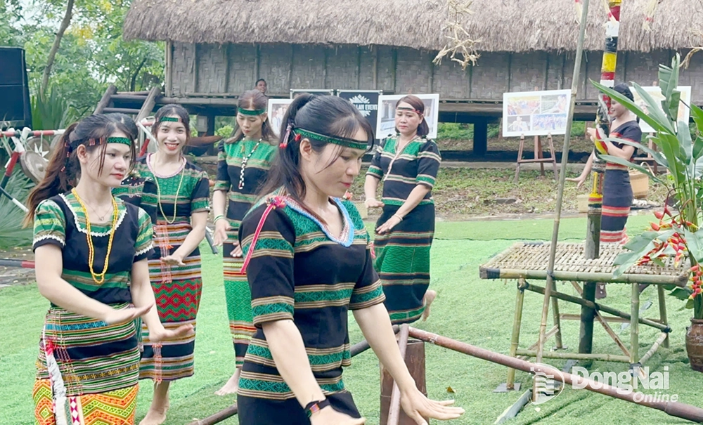 Các cô gái M’nông trong điệu múa truyền thống tại Làng Văn hóa - du lịch các dân tộc Việt Nam tháng 6-2025.