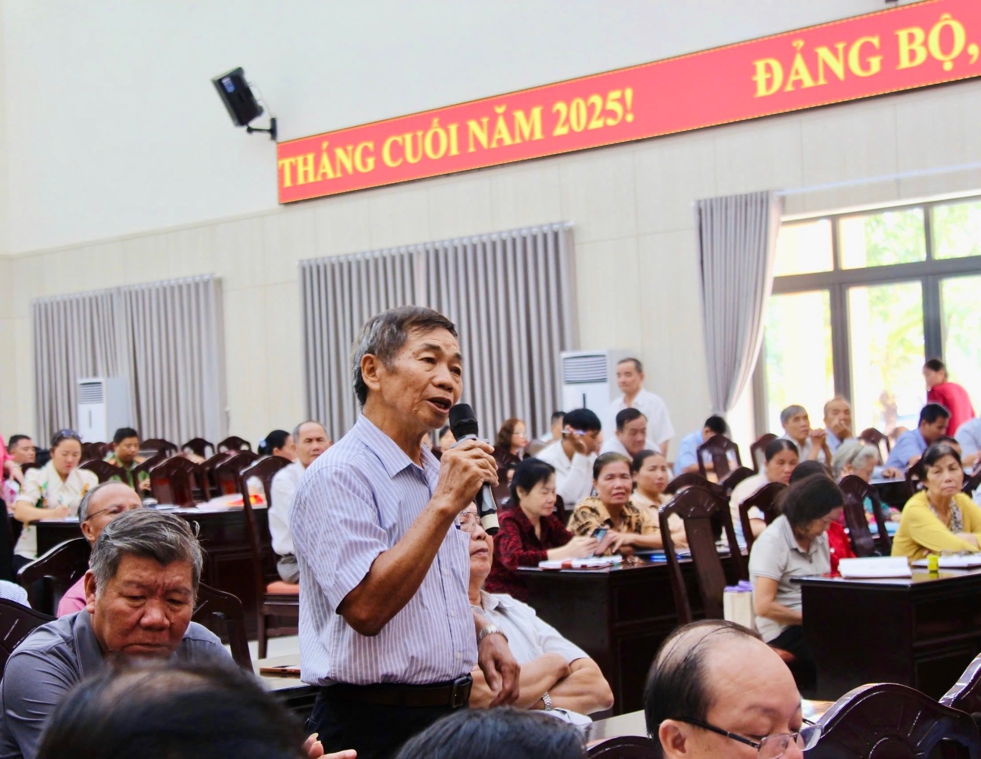 Cử tri phường La Gi nêu ý kiến với Đại biểu Quốc hội 