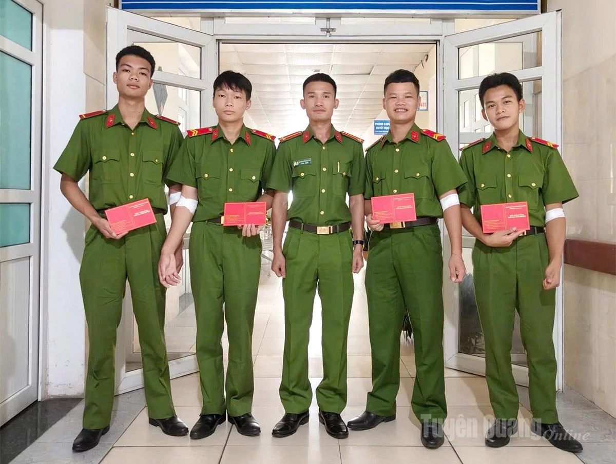 4 chiến sỹ Phòng Cảnh sát Phòng cháy chữa cháy và cứu nạn cứu hộ, Công an tỉnh Tuyên Quang hiến máu cứu người.