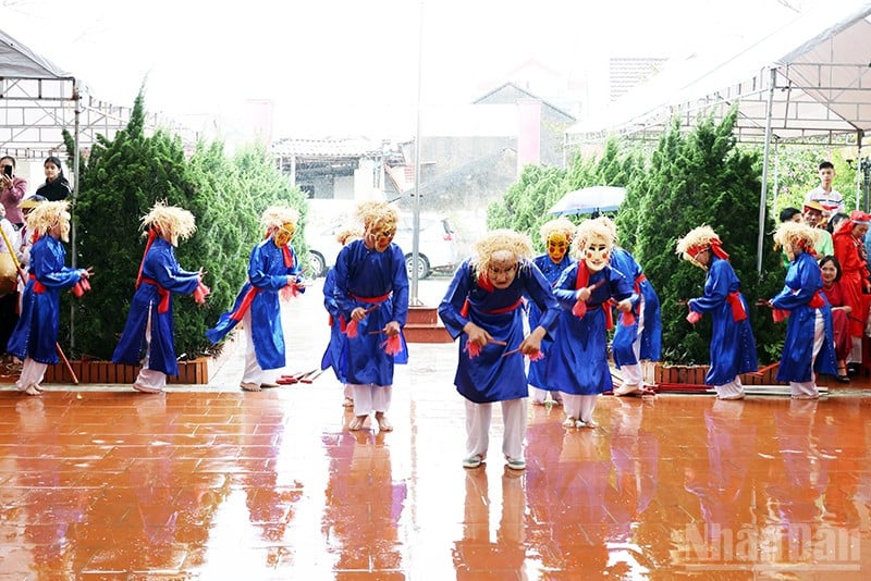 Nghệ thuật dân gian Việt Nam in đậm trên mỗi điệu trò Xuân Phả. 