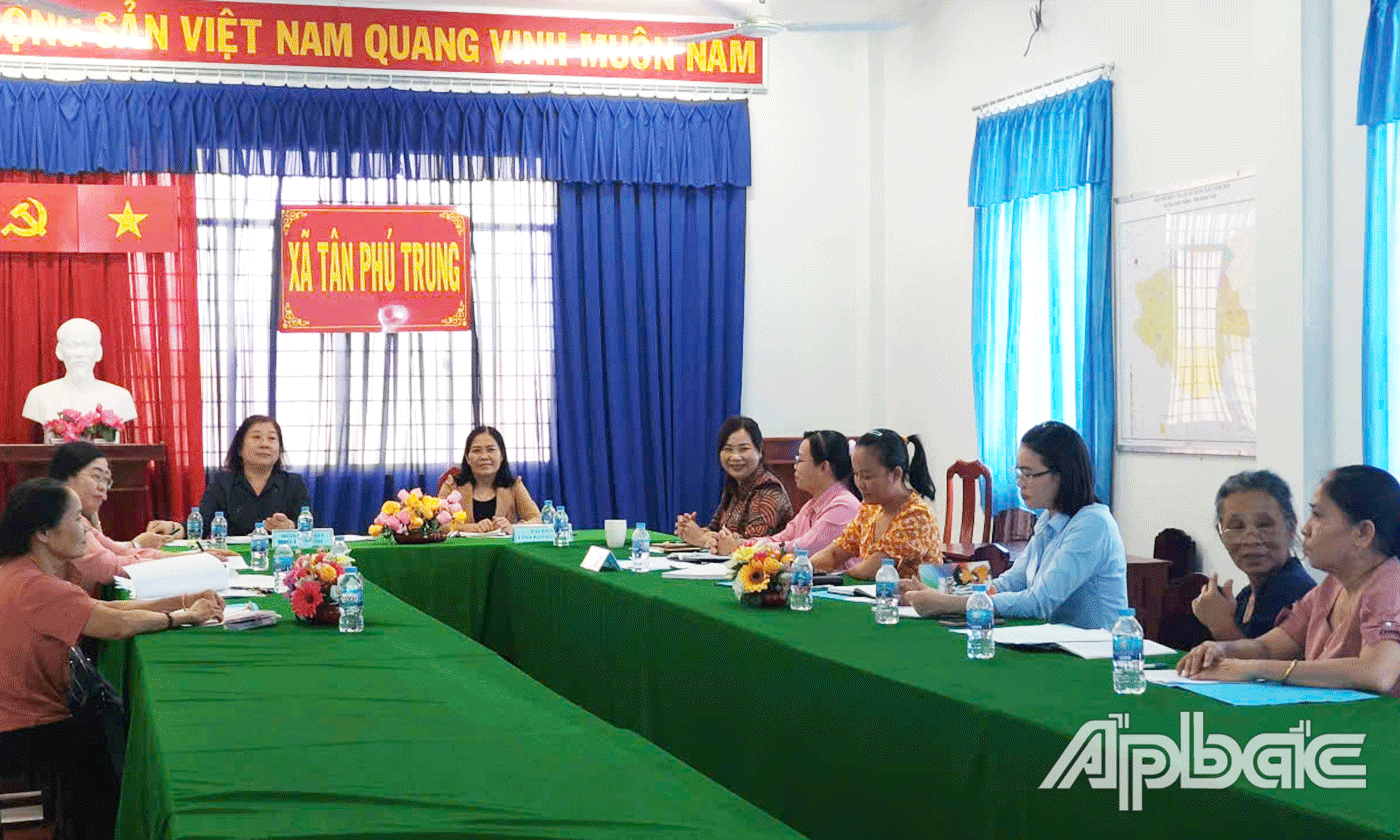 Hội LHPN tỉnh làm việc Hội phụ nữ cơ sở.