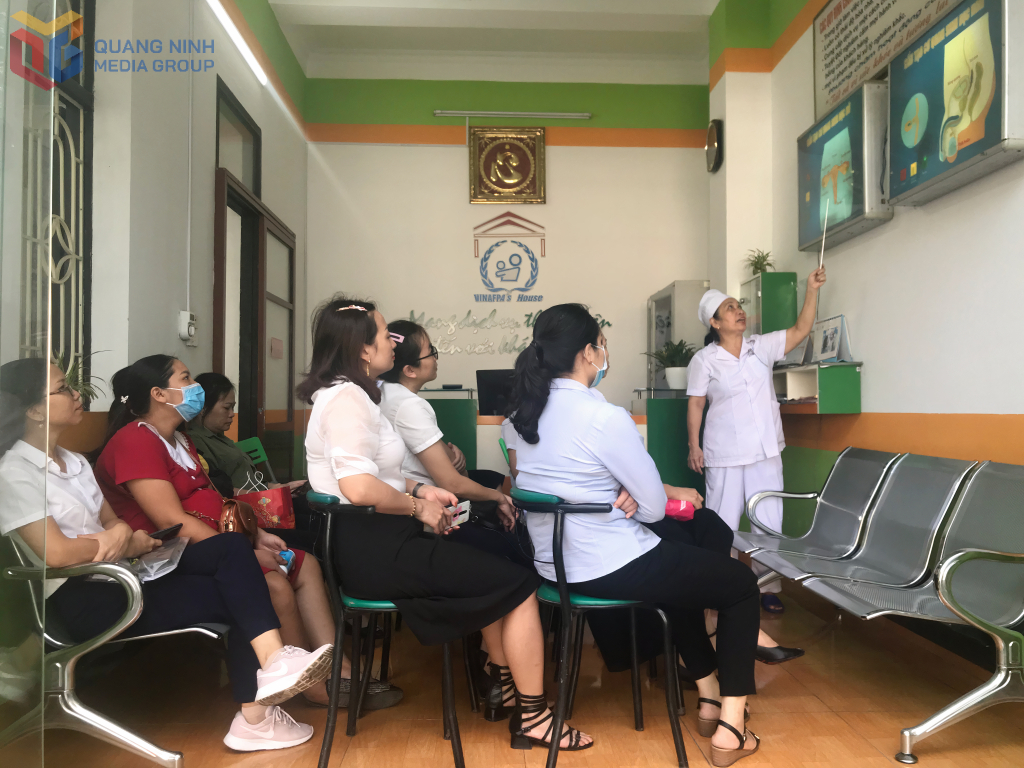 Hoạt động truyền thông về chăm sóc SKSS được tổ chức tại Trung tâm Tư vấn dịch vụ KHHGĐ của Hội KHHGĐ tỉnh.