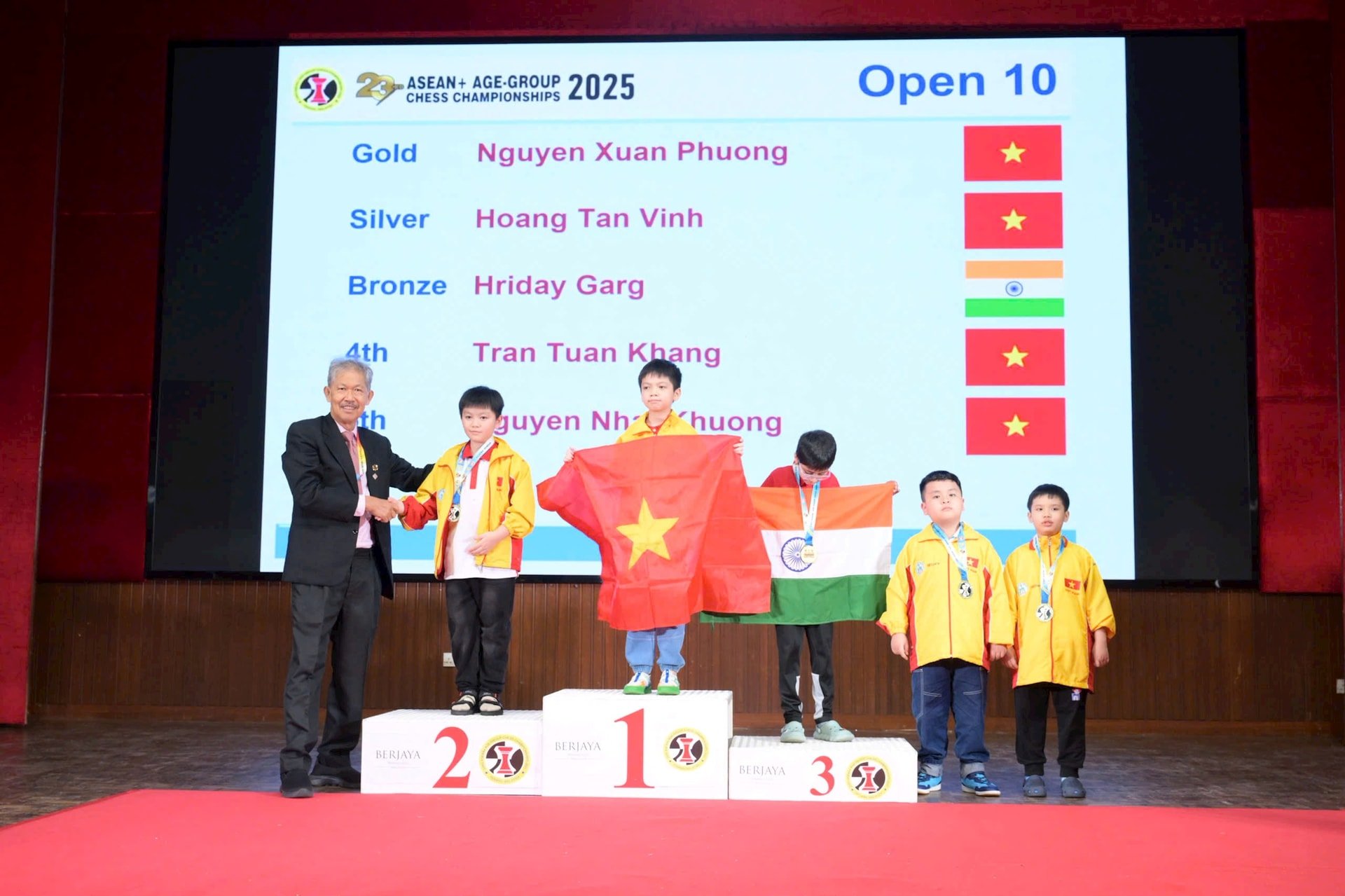 11-ky-thu-nguyen-xuan-phuong-nhan-hcv-co-tieu-chuan-1.jpg