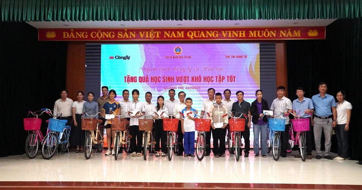 ផ្តល់អំណោយដល់សិស្សានុសិស្សដែលជម្នះការលំបាកក្នុងការសិក្សាបានល្អ
