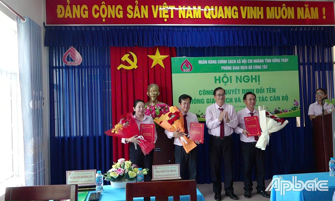 Trao Quyết định bổ nhiệm lãnh đạo Phòng giao dịch Ngân hàng CSXH
