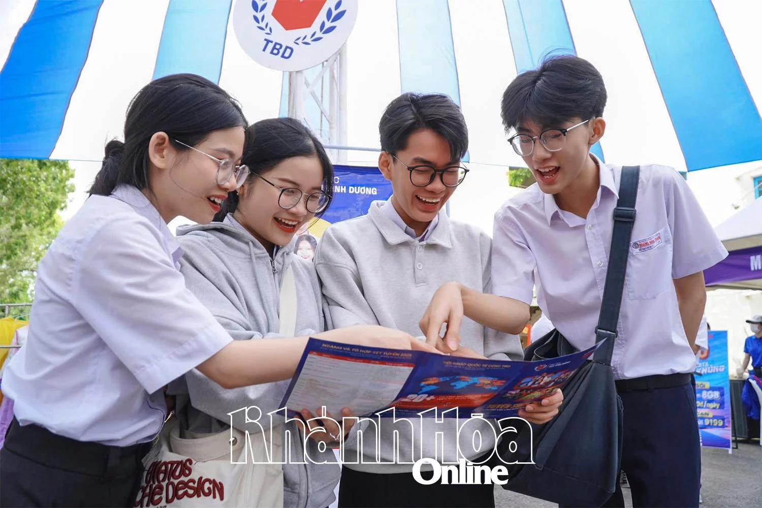 សិស្សរៀនអំពីព័ត៌មានចុះឈ្មោះចូលរៀនឆ្នាំ 2025 របស់សាកលវិទ្យាល័យប៉ាស៊ីហ្វិក។