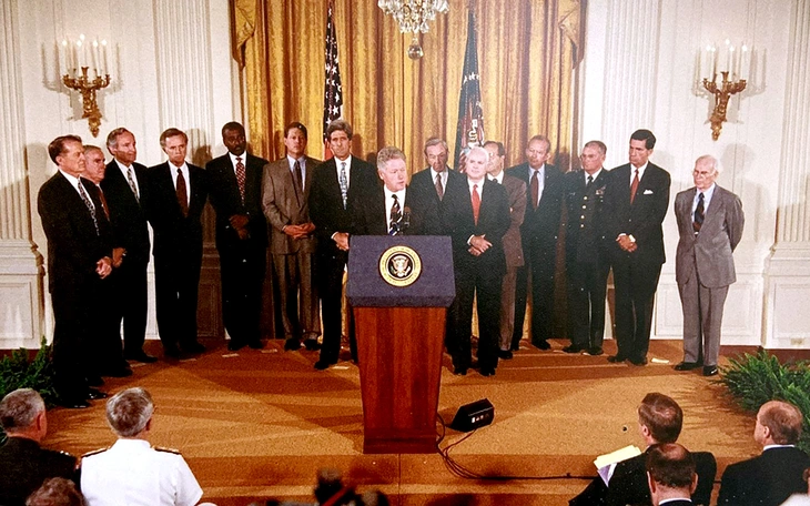 Xem lại thời khắc Tổng thống Bill Clinton tuyên bố bình thường hóa quan hệ với Việt Nam 30 năm trước - Ảnh 1.